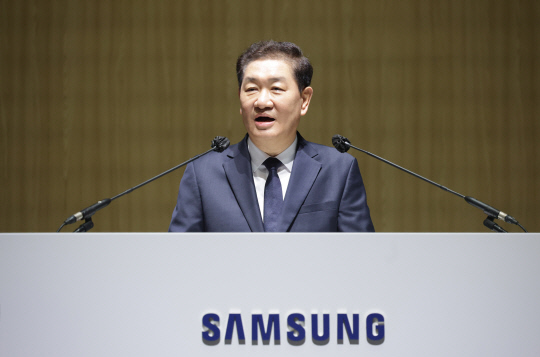 지난 3월19일 경기도 수원시 영통구 수원컨벤션센터에서 열린 제56기 삼성전자 정기주주총회에서 한종희 삼성전자 대표이사 부회장이 인사말을 하고 있다. 한 부회장은 25일 새벽 급작스럽게 별세한 것으로 알려져다. <공동취재·연합뉴스>